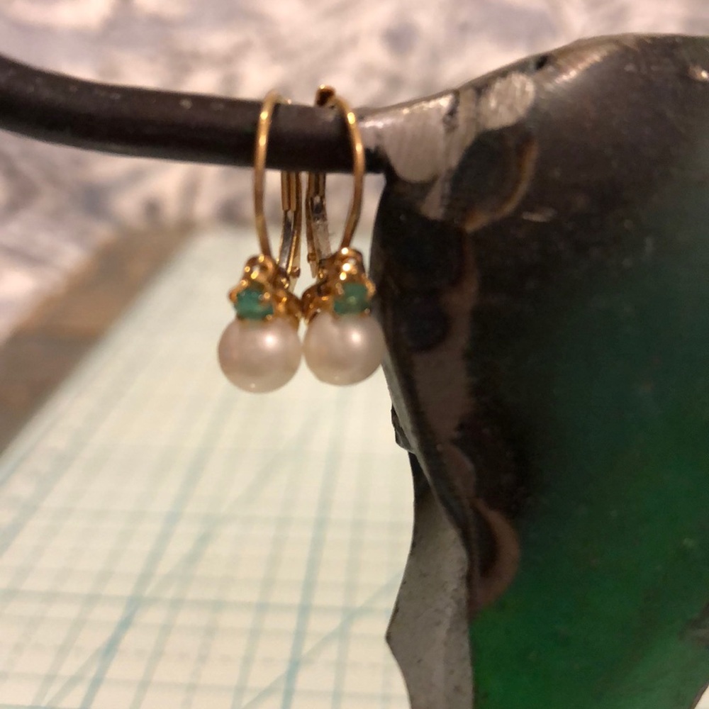 14kt emerald and pearl earrings ❇️